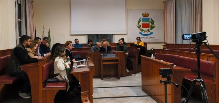 il bilancio passa ma infiamma l’aula