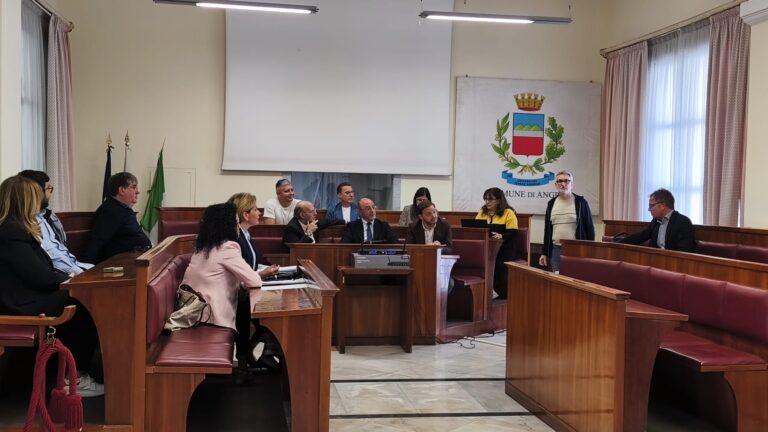 Consiglio comunale in tilt: salta il numero legale! Dure accuse del sindaco Consiglio comunale in tilt: salta il numero legale! Dure accuse del sindaco