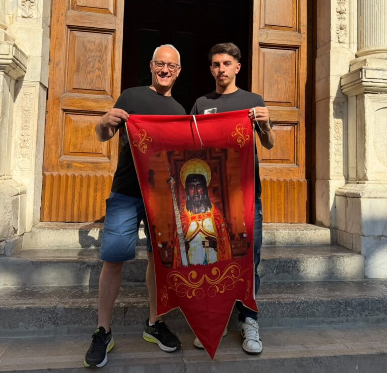 La solidarietà di Mattia: gli stendardi del Battista per aiutare la Pediatria di Nocera